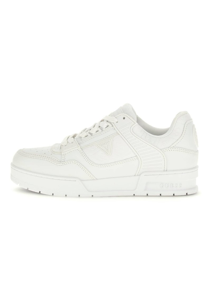 Sneaker in pelle bianca dal design low-top, con dettagli testurizzati, fori decorative sulla punta e logo "GUESS" sul tallone.