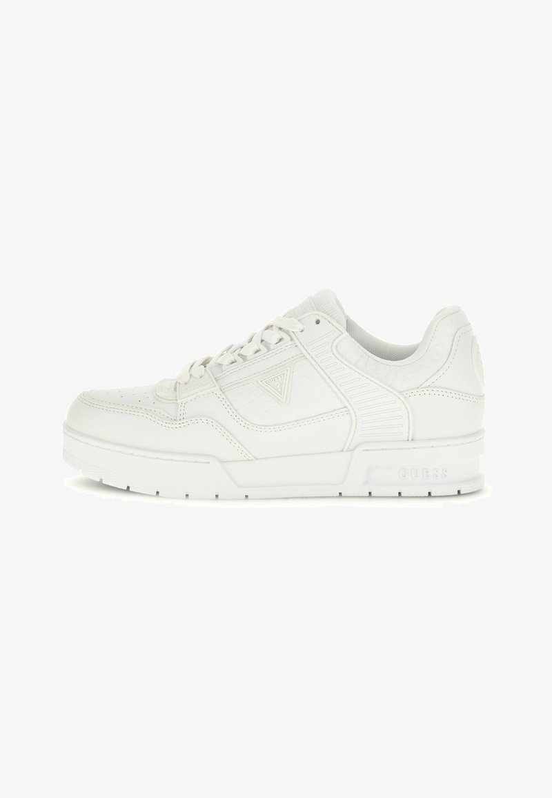 Sneaker in pelle bianca dal design low-top, con dettagli testurizzati, fori decorative sulla punta e logo "GUESS" sul tallone.
