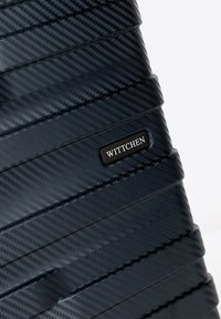 Hartschalenkoffer in Dunkelblau mit einem strukturierten geometrischen Muster. Mit einem auffälligen schwarzen WITTCHEN-Logo.