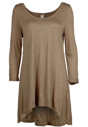 Tunika taupe z długim rękawem, okrągłym dekoltem i asymetrycznym dołem, dłuższym z tyłu, wykonana z lekkiego, miękkiego materiału.