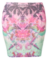 Jupe avec un imprimé tropical vibrant présentant des fleurs roses, des feuilles vertes, des palmiers et des oiseaux colorés sur un fond pastel.