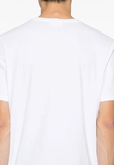 T-shirt bianco in cotone con maniche corte, scollo rotondo, texture liscia e design pulito, visibile solo dalla vista posteriore.