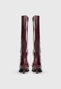 Ceļgalu augstuma bordo zābaki ar spīdīgu krokodila rakstu, smailu purngalu un plānu papēdi, aizmugurē ar rāvējslēdzēja aizdari.