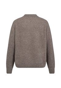 Hnědý žebrovaný svetr s límečkem a pevným ramenem. Měkká textura, uvolněný střih a rovný lem bez dalších detailů.