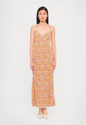 Maxikleid im rosafarbenen Floralprint mit zarten Spaghettiträgern, fließendem Stoff und Spitzenakzenten am Kragen und Saum.