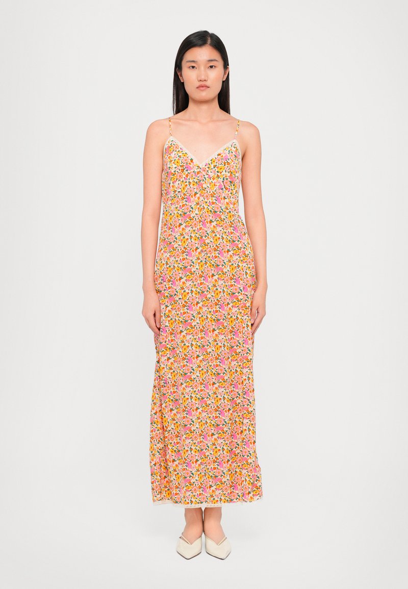 Vestido maxi con un estampado floral en tonos rosas, con delicados tirantes de espagueti, tela fluida y detalles de encaje en el escote y el dobladillo.