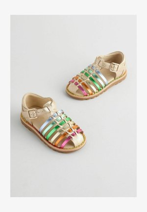 Sandales dorées avec des brides brillantes multicolores. Design ouvert au niveau des orteils, bride ajustable et semelle en caoutchouc avec des détails de couture.