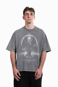 Grey oversized t-shirt made of cotton, featuring a graphic print of a statue and text on the front, with a relaxed fit and short sleeves.