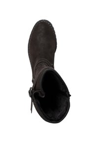 Botte cheville en suede marron avec un bout arrondi, doublure noire douce, coutures décoratives et un détail de boucle sur le côté. Semelle texturée pour une meilleure adhérence.