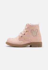 Stivale da bambino rosa con lacci, decorato con cuori dorati e motivi di teste di topo glitterate, suola marrone e morbida fodera interna.