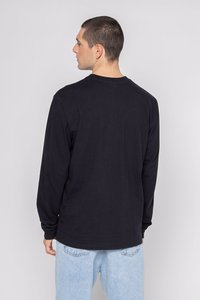 T-shirt nera a maniche lunghe, realizzata in cotone, con collo rotondo e vestibilità comoda. Indossata con jeans in denim azzurri. Migliore visione da dietro.