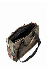 Braune Umhängetasche aus Kunstleder mit buntem abstraktem Muster, zwei Griffen, Reißverschluss und geräumigem Inneren mit schwarzem Futter.