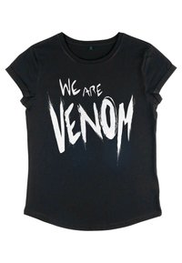 Černé tričko vyrobené z bavlny, s velkým bílým grafickým textem "JSME VENOM" v nepravidelném štětcovém stylu. Krátké rukávy.