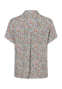 Camicia a maniche corte con motivi floreali in tessuto azzurro chiaro, caratterizzata da un vivace disegno di fiori rossi, rosa e verdi, con un dettaglio di piega sul retro.