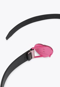 Polshorloge met een zwarte leren band, voorzien van een felroze ronde wijzerplaat versierd met strass-steentjes en een opvallende roze sluiting.