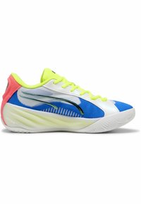 Sneakers med en blå og hvid mesh-overdel, neongule accenter, pink hæl og en tekstureret hvid gummisål med zigzag-mønster.