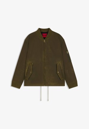 Olivgrüne Bomberjacke aus glattem Stoff, mit gerippten Bündchen, seitlichen Taschen und einer Reißverschlusstasche am Ärmel. Mit Kordelzügen am Saum.