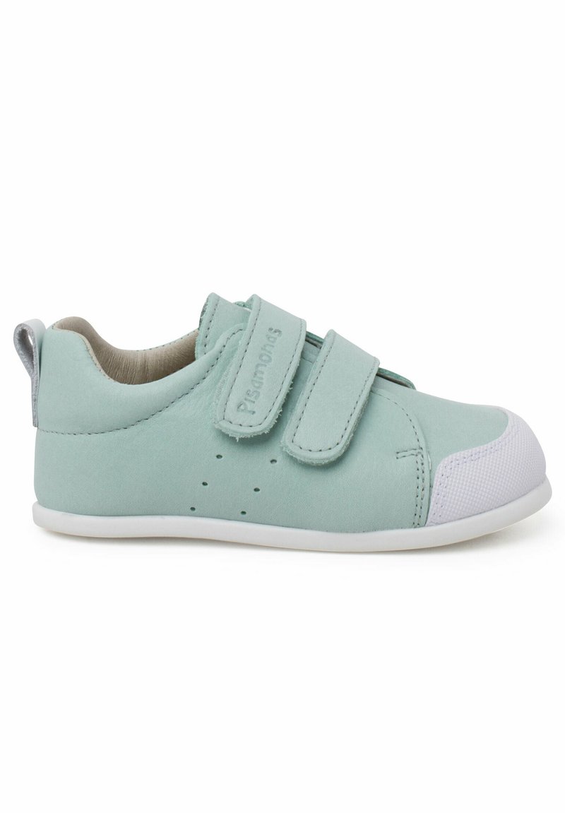 Scarpe in pelle verde chiaro con due cinturini in velcro, punta tonda, suola in gomma bianca e dettaglio perforato sui lati per traspirabilità.