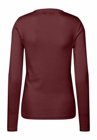 Tricou cu mânecă lungă în nuanță de burgund, având o textură în relief și un gât rotund, cu o siluetă ajustată și fără broderii vizibile.