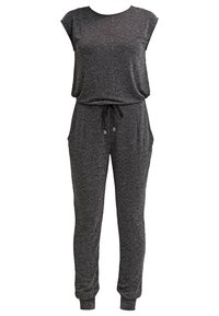 Combinaison à chevrons noirs et gris avec manches courtes, taille à cordon de serrage et poches latérales. Confectionnée dans un tissu doux et texturé avec des poignets élastiques.