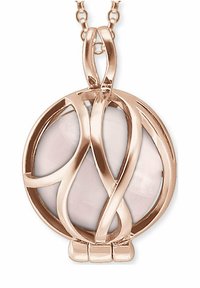 Rosen-guld vedhæng med abstrakt loopsdesign, der omkranser en bleg rosa cirkelformet sten, med glat tekstur og poleret finish.