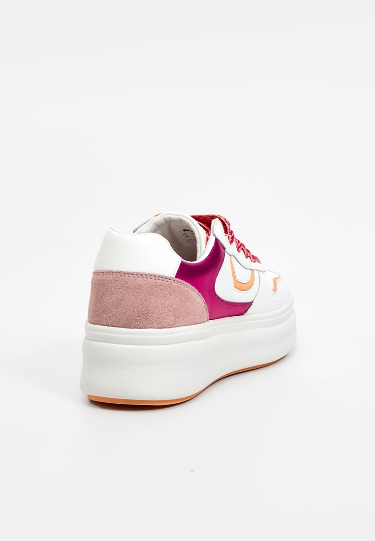 Sneaker bianco con accento in suede rosa e dettagli fucsia. Suola spessa e bianca; logo rosa e arancione con lacci rossi. Forma arrotondata.