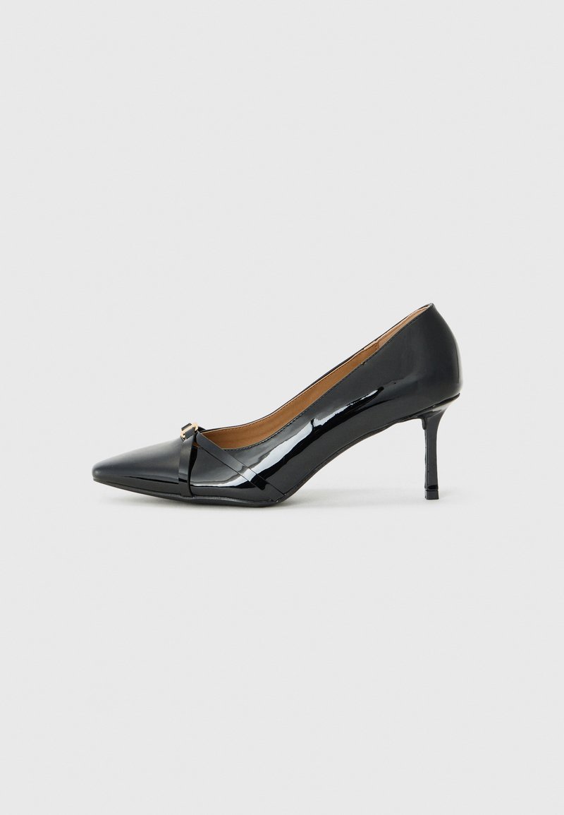 Sorte patent lær høyhælte sko med spiss tå, dekorativ stroppdetalj foran og tynn stiletthel.