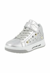 Sneaker alta metallica argento con borchie decorative, design con lacci, strap in velcro e suola in gomma bianca imbottita.