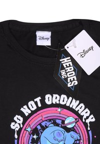 Schwarzes Baumwoll-T-Shirt mit Rundhalsausschnitt, mit buntem Grafikdruck eines Bären, umgeben von Sternen und Planeten, versehen mit Disney- und Heroes Inc.-Labels.