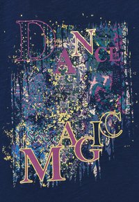 Maglietta blu navy con un vivace design grafico contenente le parole "DANCE" e "MAGIC" in viola e giallo, sovrapposte a effetti di schizzi colorati.