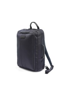 Zaino da viaggio blu navy realizzato in nylon resistente, caratterizzato da una forma rettangolare elegante, chiusure a zip e spallacci imbottiti.
