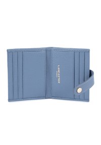 Portafoglio in pelle blu con finitura testurizzata, multiple fessure per carte e chiusura a scatto. "LANCASTER PARIS" è impresso in oro.