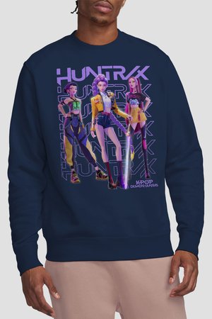 Mann trägt dunkelblauen Pullover mit drei animierten weiblichen Figuren in bunten futuristischen Outfits und dem Text "HUNTRX" und "K-POP DEMON HUNTERS."