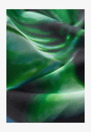 Texturovaná tkanina s gradientním vzorem zelených a černých odstínů, s mřížkovou strukturou, která vytváří hloubku a dimenzi.