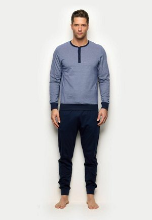 Ensemble de vêtements d'intérieur pour hommes comprenant une chemise à manches longues bleu clair avec col boutonné et un pantalon bleu marine, fabriqué en tissu doux avec une coupe décontractée.