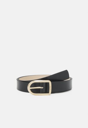 Cinturón de cuero negro con una hebilla rectangular dorada brillante, enrollado y exhibido sobre un fondo liso gris claro.