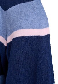 Pull en tricot avec des rayures horizontales en bleu marine, bleu clair et rose doux. Texture douce, coupe décontractée et détails d'ourlet côtelé.