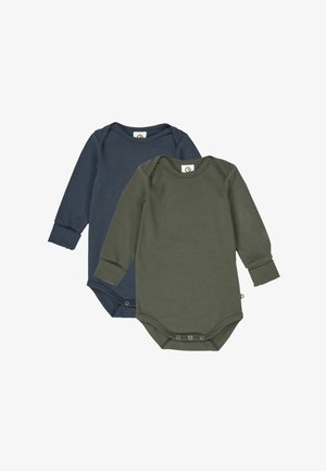 Kaksi pitkähihattua bodysuitia: yksi tummansininen, yksi oliivinvihreä. Valmistettu pehmeästä kankaasta, jossa on napitus alaosassa ja ribbikujat hihansuissa.