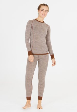 Brun, struktureret langærmet termotrøje og matchende leggings med kontrasterende brune manchetter og sømme, designet til varme og komfort.