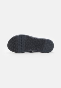 Semelle de chaussure en caoutchouc noir avec un motif en diamant texturé pour une meilleure adhérence, conçue avec un bord lisse et une construction robuste.
