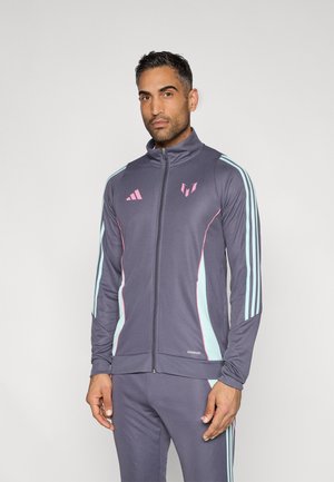 Giacca sportiva grigia con zip, con accenti azzurri e rosa, dotata di strisce sulle maniche e colletto alto. Logo Adidas sul petto.