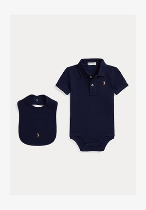 Tmavomodrý detský polo body a zodpovedajúci podbradník, oba s malým vyšívaným logom koňa vpredu.