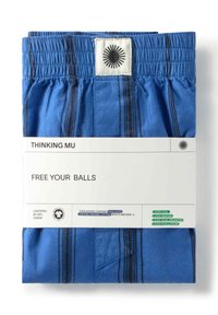 Boxer di cotone blu con cintura elastica, caratterizzati da strisce verticali nere e un'etichetta bianca con un logo del sole e testo.