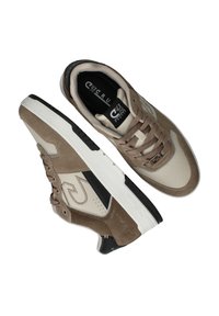 Beige und braune Sneaker aus Wildleder und synthetischen Materialien. Verfügt über perforierte Akzente, Schnürsenkel und ein schwarzes Logo auf der Zunge.