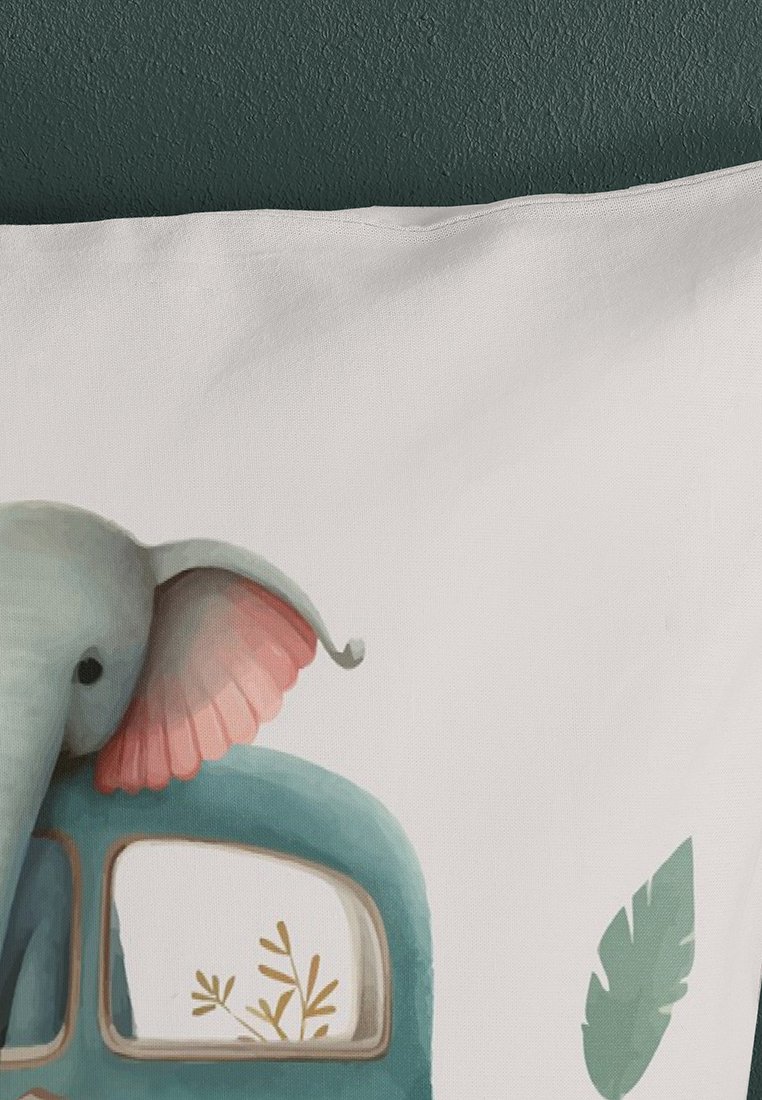 Ilustracja słonia z różowymi uszami, w połączeniu z konturem niebieskiego pojazdu oraz wzorem liści na białym tle.