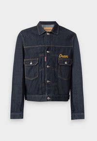 Chaqueta de mezclilla azul oscuro con un diseño clásico, que presenta el nombre "Dean" bordado en amarillo, dos bolsillos en el pecho y botones plateados.