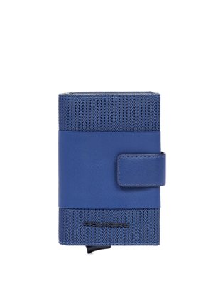 Kompaktes blaues Portemonnaie mit strukturiertem Stoff, glattem Leder-Riemenverschluss und einer Zuglasche unten, gebrandet mit kleinem Metalllogo.