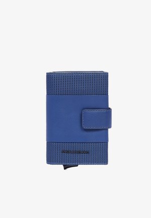 Kompaktes blaues Portemonnaie mit strukturiertem Stoff, glattem Leder-Riemenverschluss und einer Zuglasche unten, gebrandet mit kleinem Metalllogo.