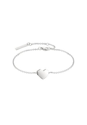 Zilveren kettingarmband met een hartvormige bedel met een gepolijste afwerking en een klein rechthoekig label, verstelbare lengte met een sluiting.