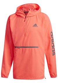 Vaaleanpunainen hupparipusero, jossa on neljännesvetoketju, varustettuna vetoketjullisella etutaskulla sekä harmaalla Adidas-logolla rinnassa ja hihassa. Tasainen kangas.